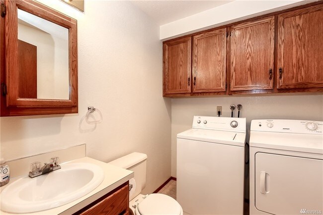 Lavadero/baño en la planta principal - 12623 Reservoir Rd E