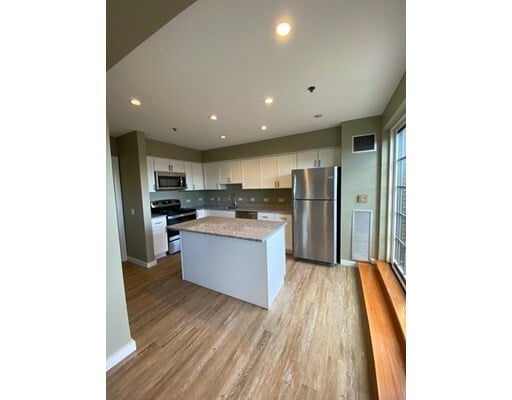 Building Photo - 482 Commonwealth Ave