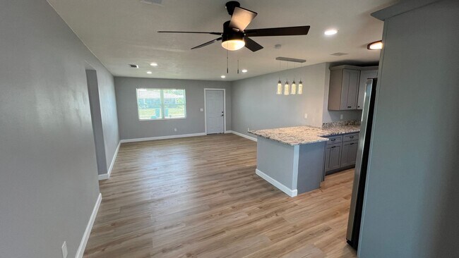 Building Photo - Stunning NEWLY RENOVATED 3 Bedroom and 2 B...