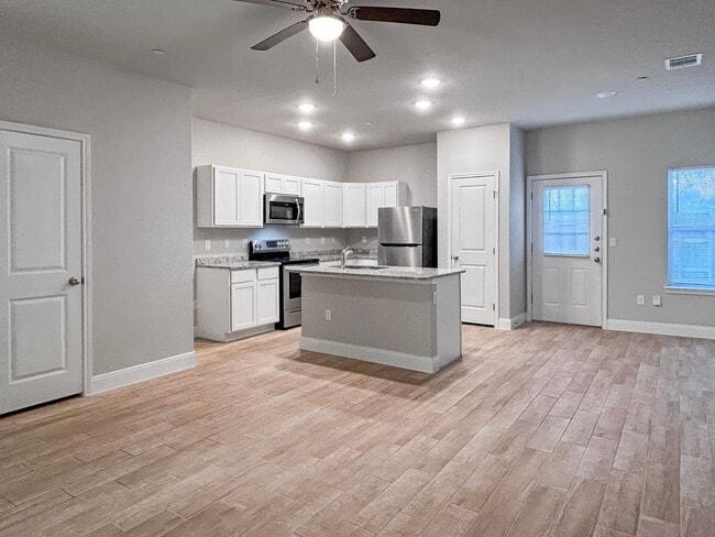 Building Photo - Charming Townhome Near I-35 & Randolph AFB