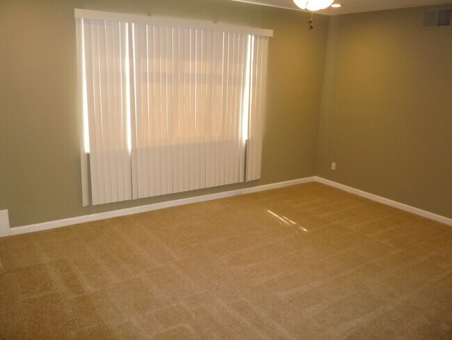 Building Photo - Concord! Dana Estates 3 bedroom 2 bathroom...
