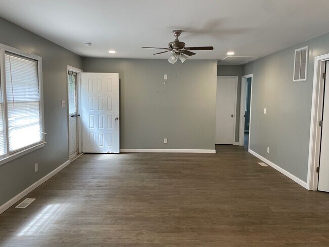 Foto del edificio - NEWLY RENOVATED 2 BED, 2 BATH HOME WITH GA...