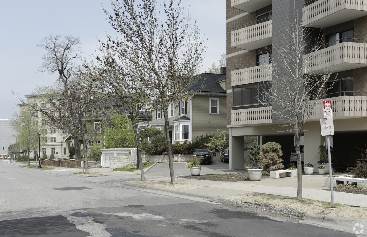 Foto del edificio - 428 Groveland Ave