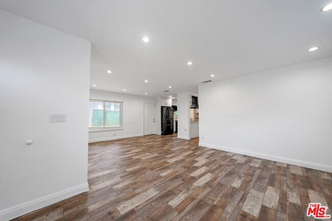 Building Photo - 1231 W 87th St