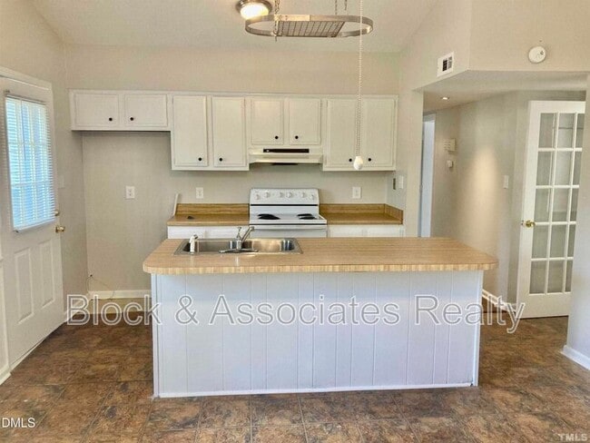 Building Photo - 104 Castill Pl