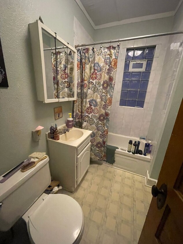 Primary Photo - 2524 N Weil St