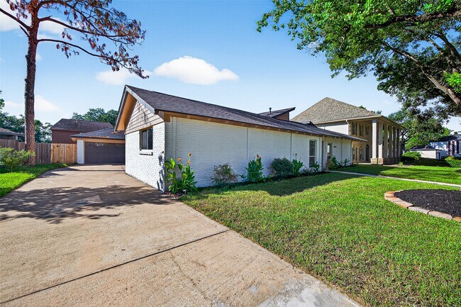 Building Photo - 3006 Golden Hills Ln