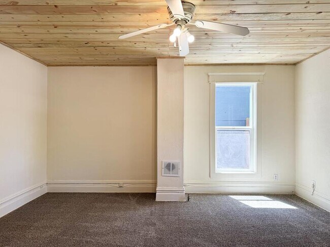 Building Photo - 531 Monroe St