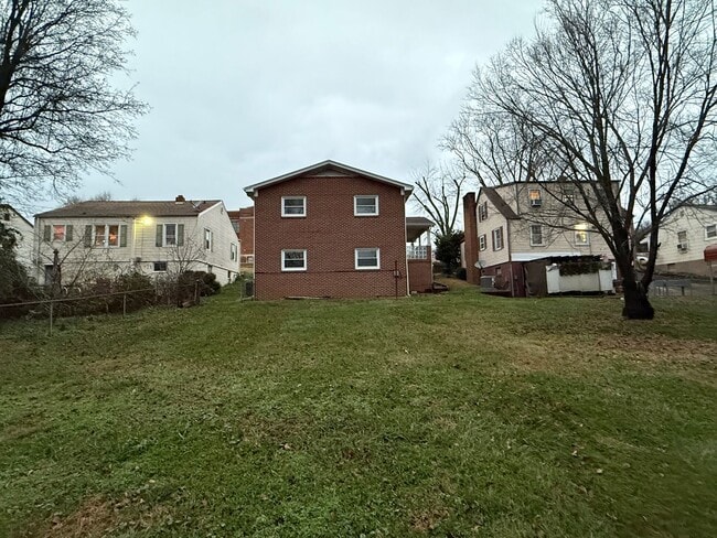 Foto del edificio - Updated 4BR Home with Finished Basement & Level Yard