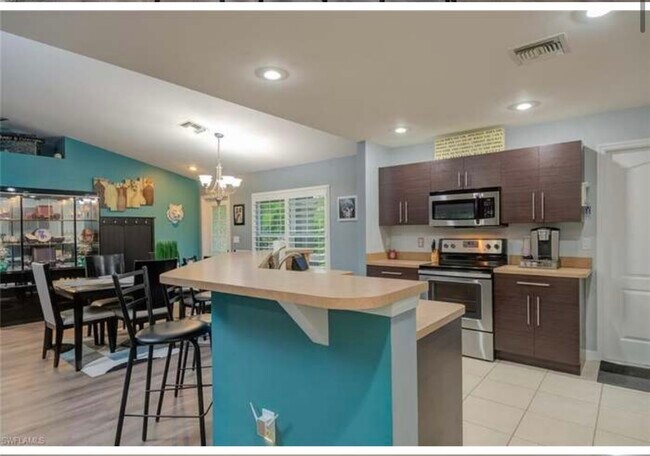 Foto del edificio - 9092 Cypress Dr S