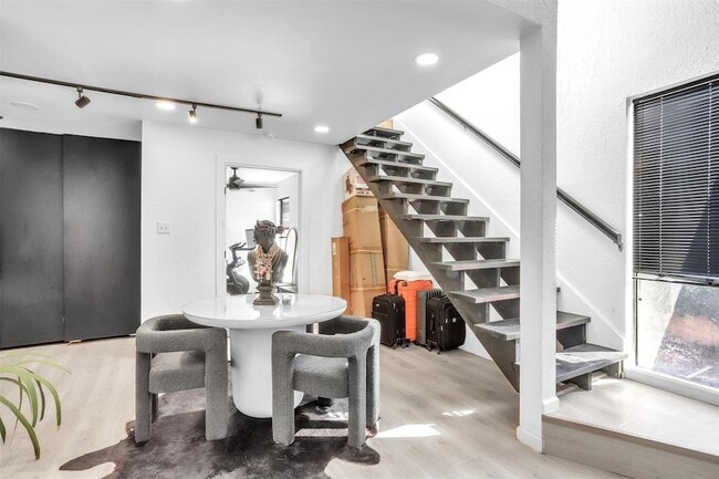 Foto del edificio - 9821 Walnut St