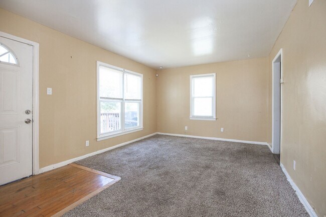 Foto del edificio - 3 Bedroom/1 bath Single House!!
