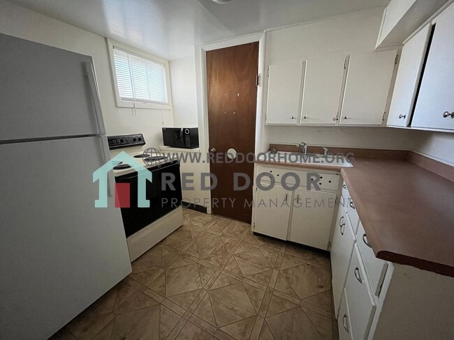 Building Photo - 1425 6th Ave S