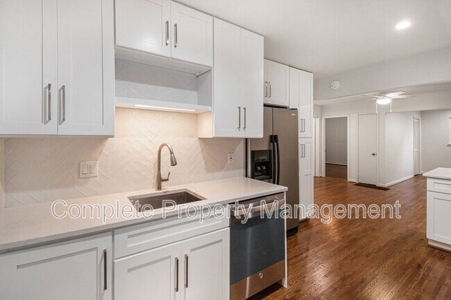 Foto del edificio - 545 Edgecrest Dr