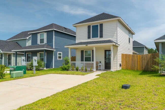 Building Photo - 16755 N Marie Vlg Dr