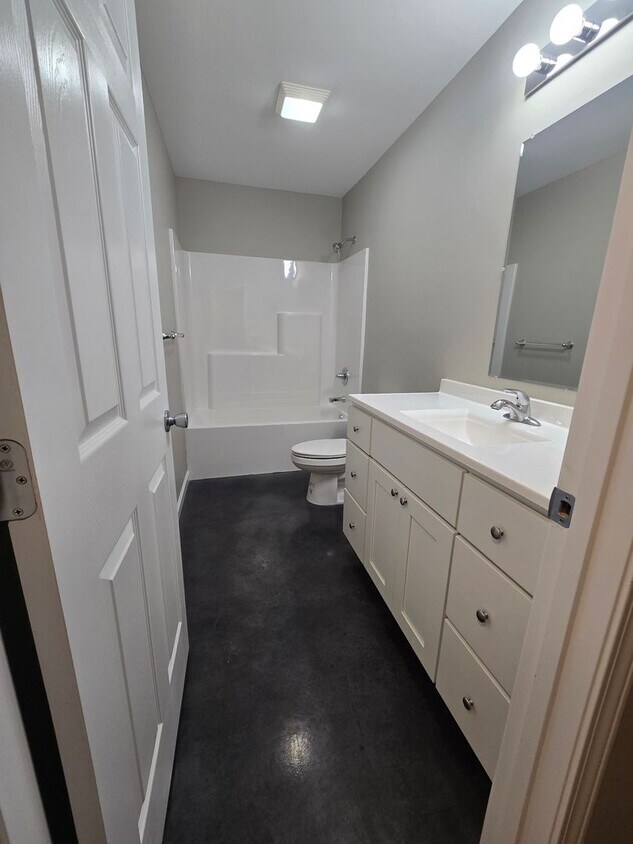 Building Photo - 3 bed, 1 bath Apartment