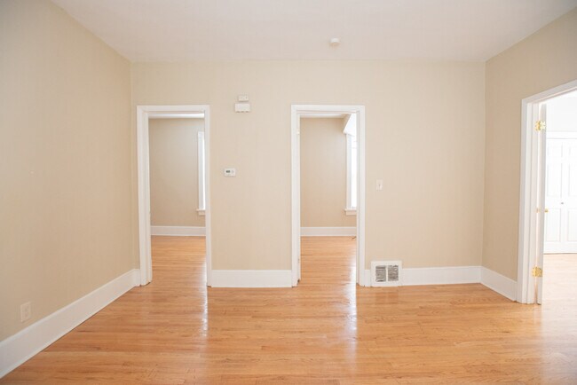 Foto del edificio - 2429 N Farwell Ave