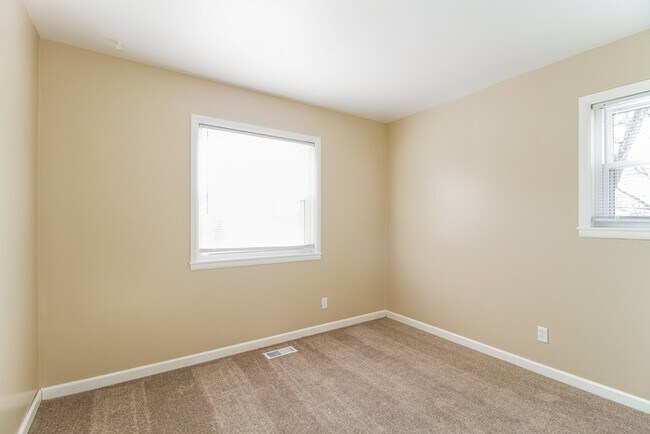 Building Photo - Delightful Home in Hamilton