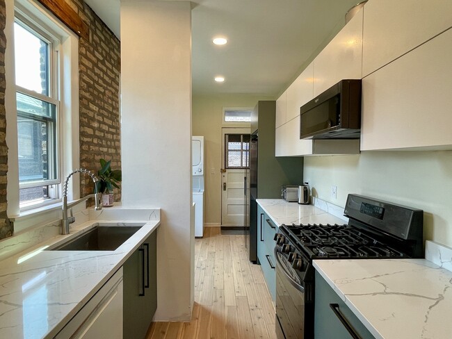 Foto del edificio - 3166 N Pine Grove Ave