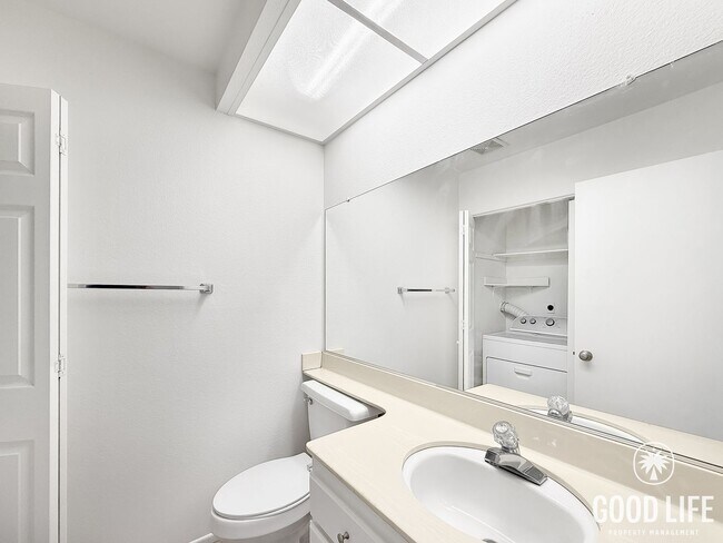 Foto del edificio - Comfortable 2BD/1.5BA Condo in Riverside with Private Patio, Community Pool & One Car Garage