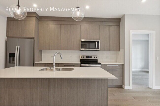 Photo du bâtiment - AMAZING 2 BEDS+DEN/ 2 BATHS CONDO WITH UNDERGROUND PARKING!