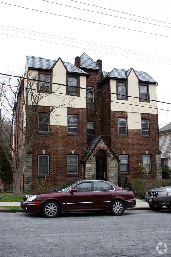 Building Photo - 9 Midland Pl