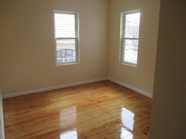 Foto del edificio - 3Bed/2Bath apartment in Brookline Village, close to public transportation