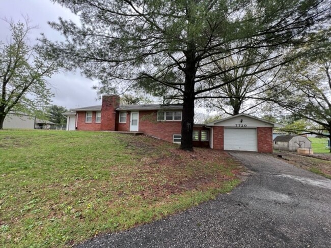 Building Photo - 2 Bedroom house large back yard