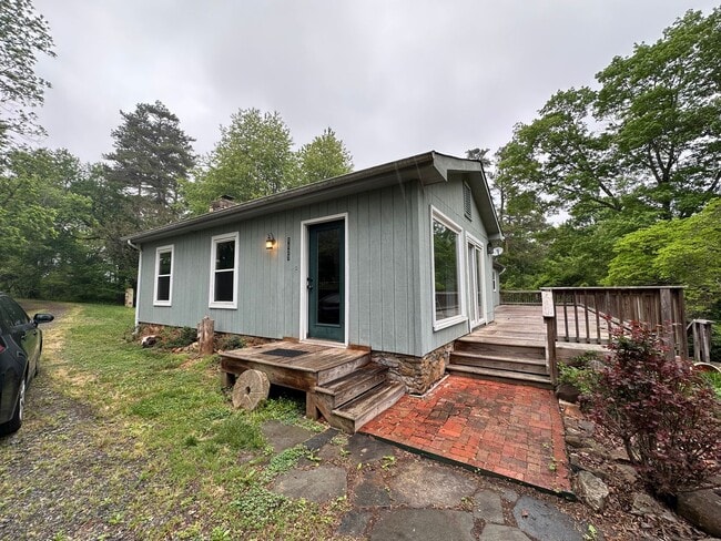 Building Photo - Garth Road House!