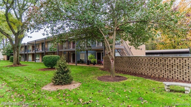 Building Photo - 1 br, 1 bath Condo - 15055 Hubbard St Apt 26