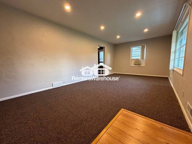 Building Photo - Clean, Quiet, and Updated – 3BR Bloomingto...