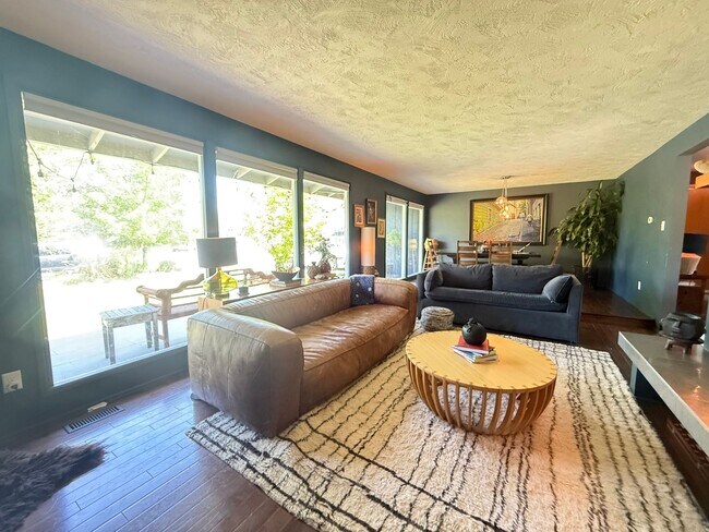 Foto del edificio - Updated Three Bedroom Ranch House with mod...