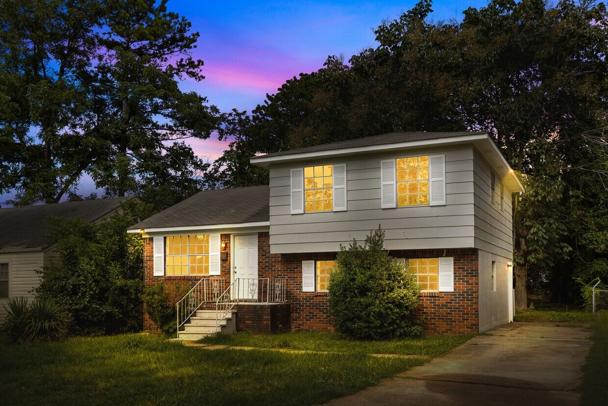 Foto principal - Spacious beautiful 4-bedroom 2.5 bath home