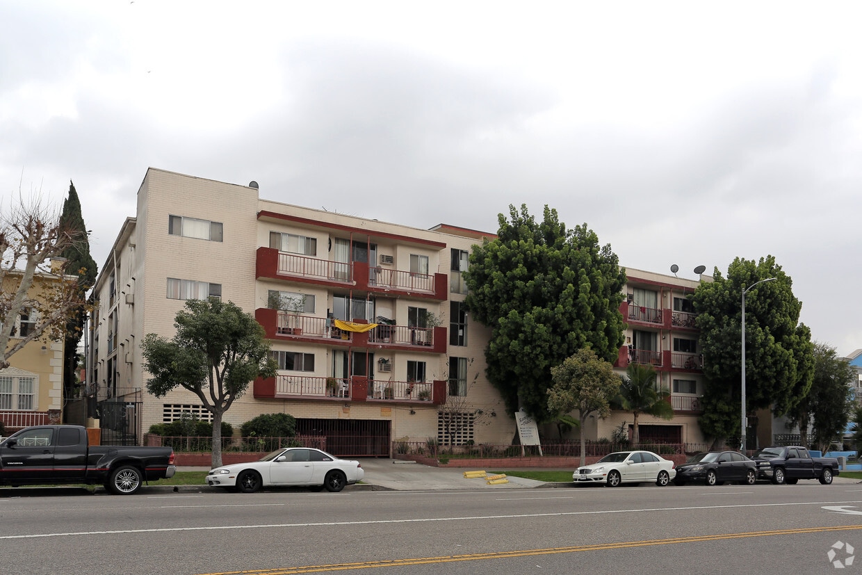 Foto principal - 330 S Rampart Blvd