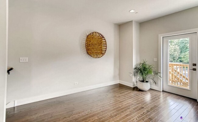 Building Photo - Luxurious 3 bed 3 bath townhome in Glen Ellyn