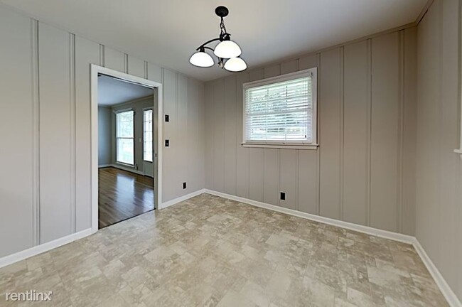 Building Photo - 573 Whispering Hills Dr