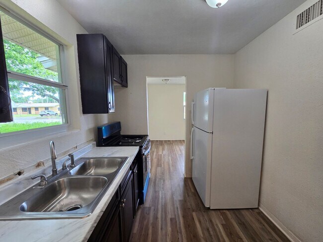 Building Photo - Clean 3 bedroom block home in Daytona!