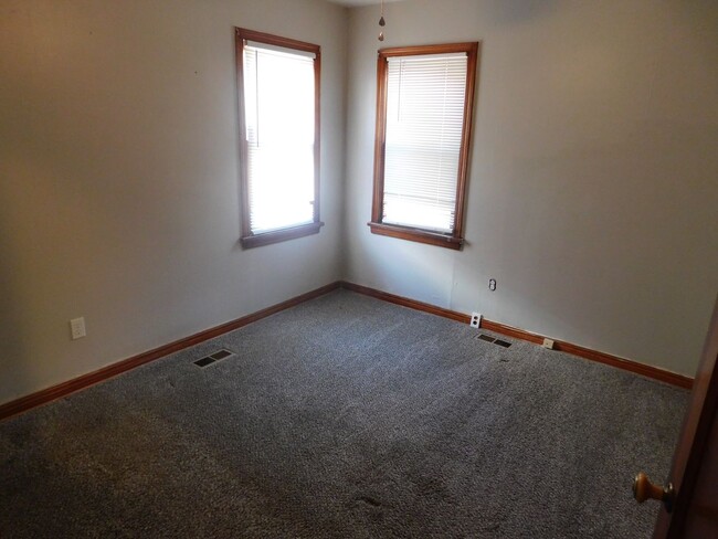 Building Photo - 1 Bed 1 Bath Duplex w/ Washer Dryer Hookups