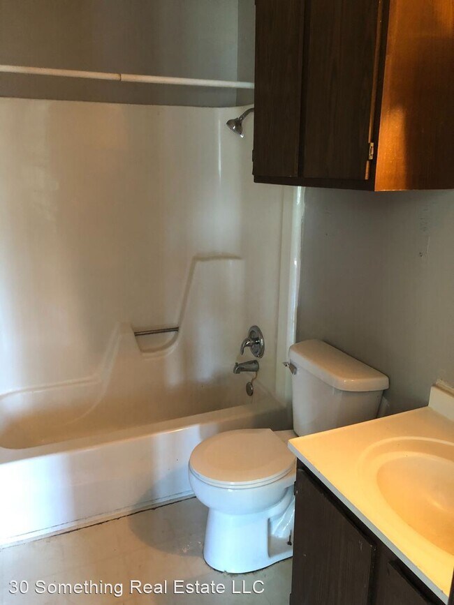 Building Photo - 2 br, 1 bath Apartment - 1220 Meadow Ln