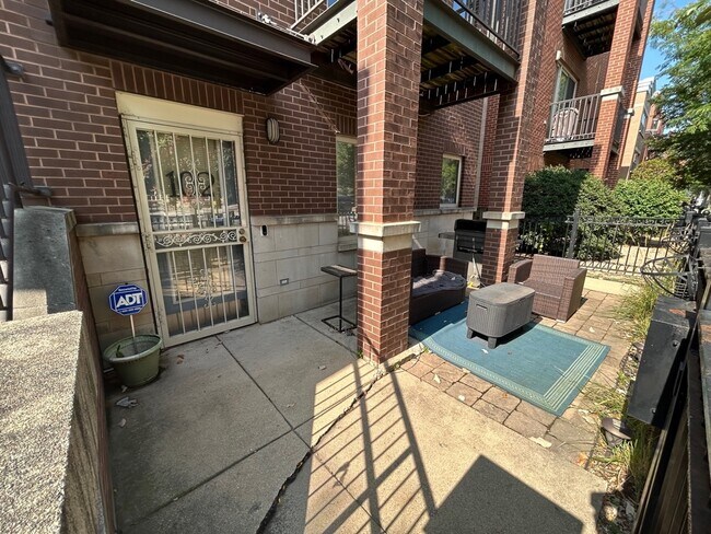 Foto del edificio - 1258 S Blue Island Ave