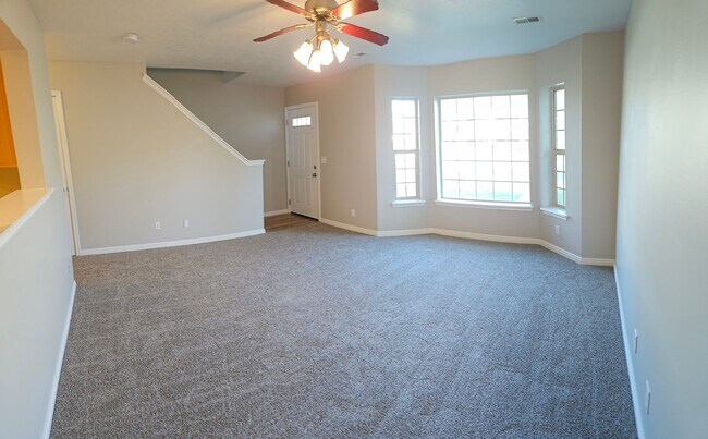 Building Photo - 2 bed, 1.5 bath townhome at Riverwoods