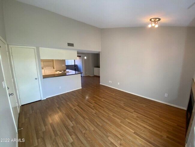 Building Photo - 5146 E Oak St