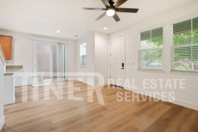 Foto del edificio - Stunning Newer Roseville Home is Charming ...