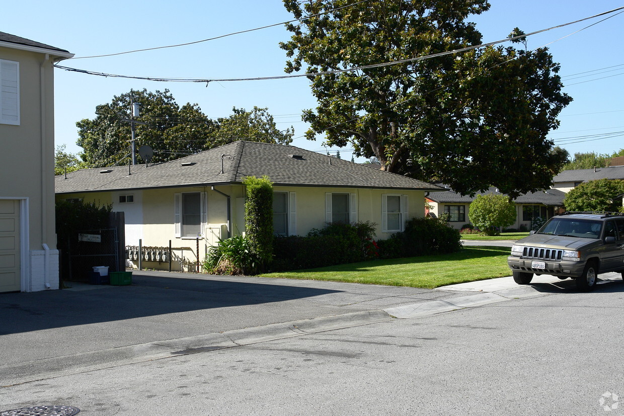 Building Photo - 1050-1070 Noel Dr