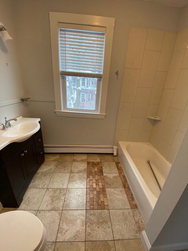 Building Photo - 27 Newton St