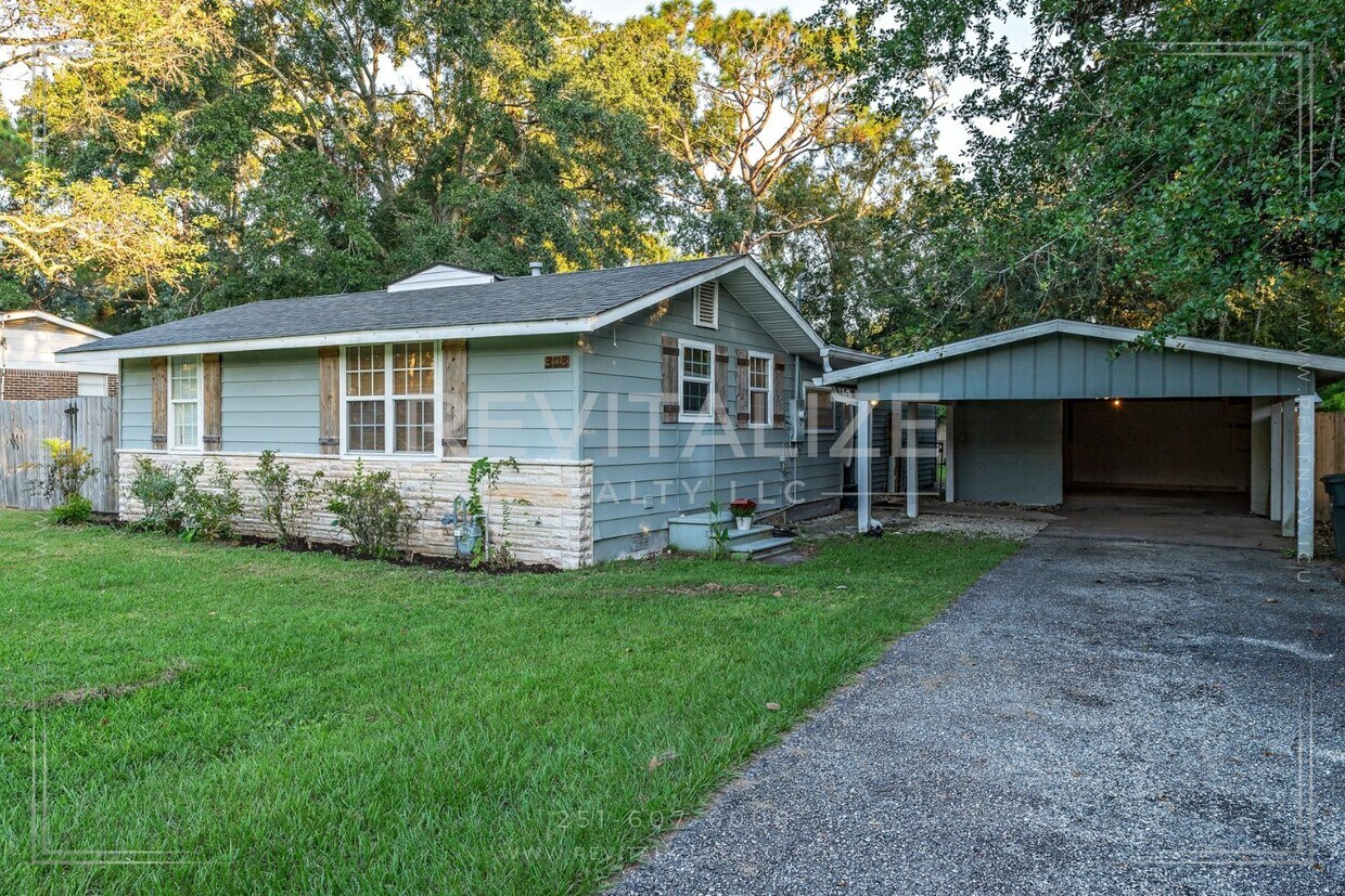 Foto principal - Charming Foley Bungalow with Timeless Char...