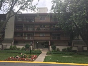 Building Photo - 7400 Lakeview Dr