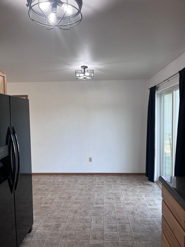 Building Photo - 3 Bed/ 1 Bath/ 1 Car Garage in North Pole,...