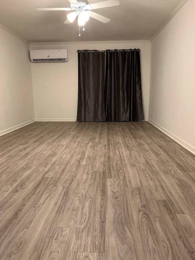 Liv Room about 11.5' x 19' - 342 E Saint Charles St