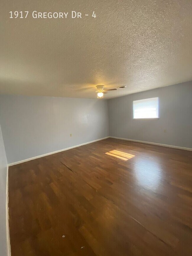 Foto del edificio - 1917 Gregory Dr